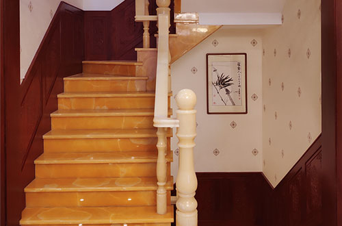 弥渡中式别墅室内汉白玉石楼梯的定制安装装饰效果